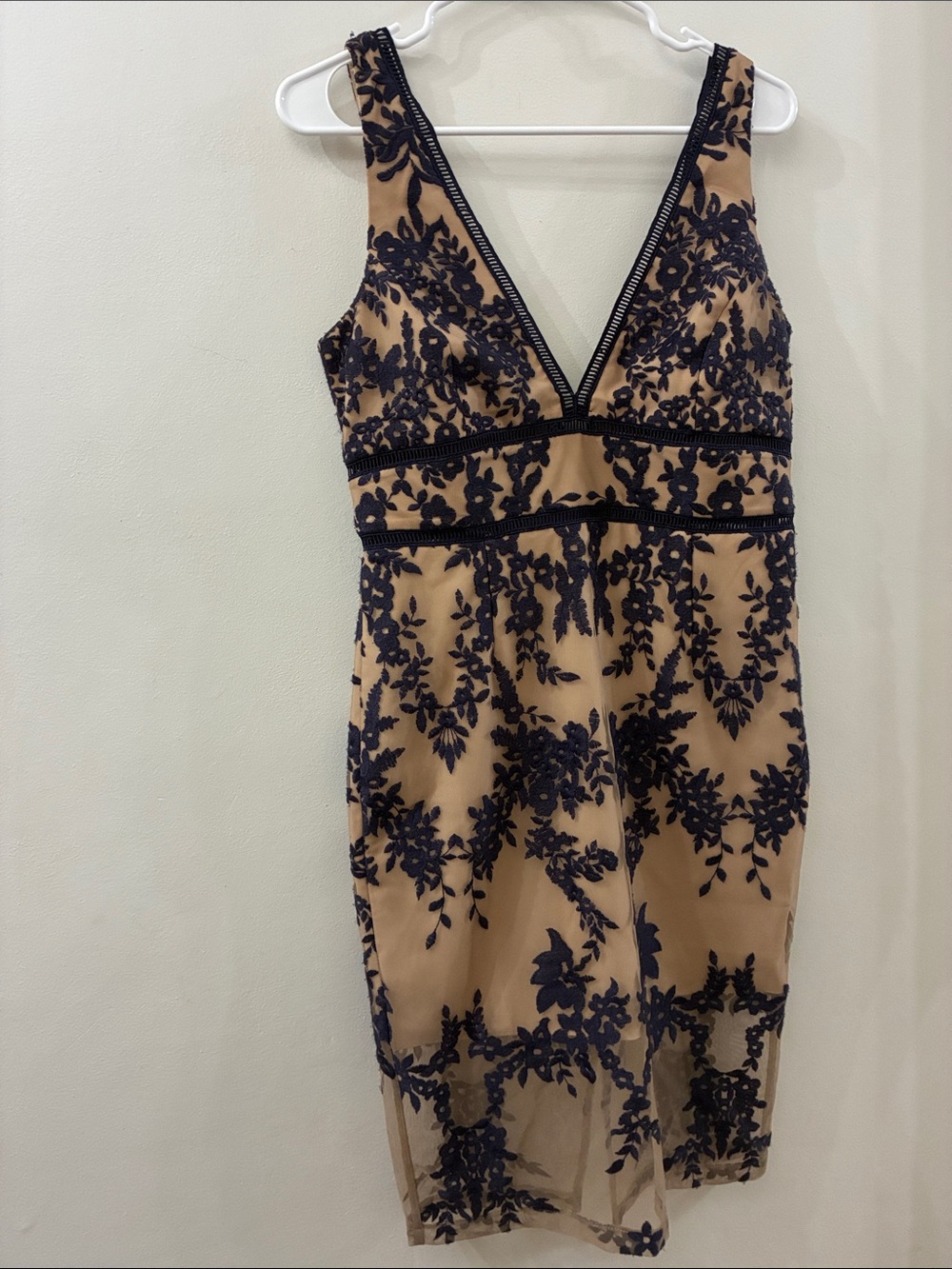 Bardot NWT Sleeveless V-Neck blue Lace embroidered on Nude - women’s size 8